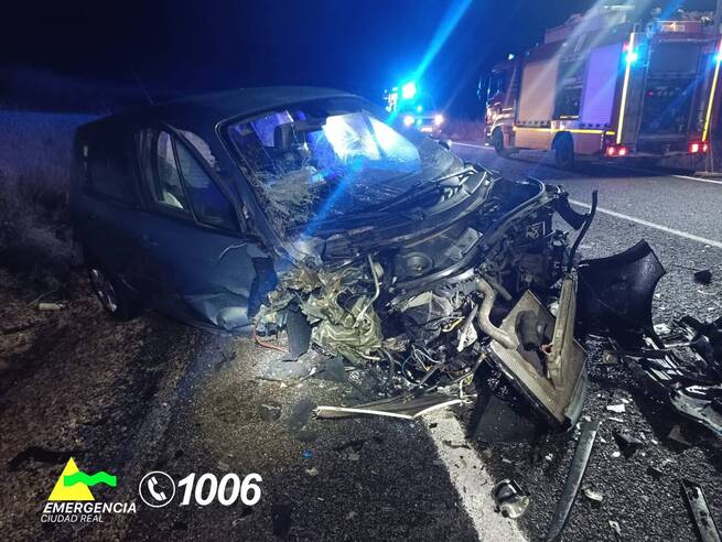 Dos vehículos colisionan en la carretera La Solana-Membrilla con salida de vía de uno de ellos