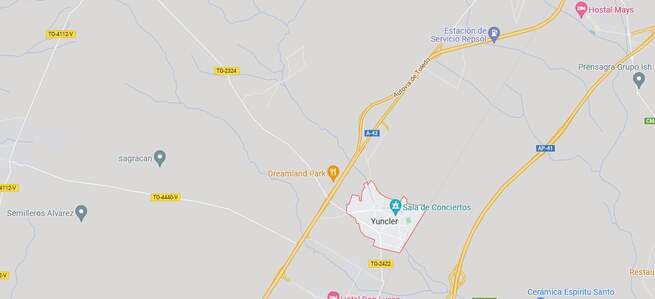 Tres heridos tras la salida de la vía de un turismo en Yuncler