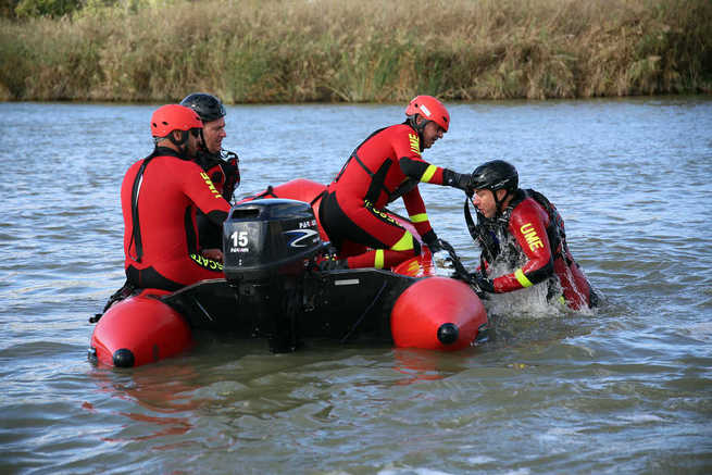 La UME realiza en Toledo prácticas de rescate acuático en el río Tajo