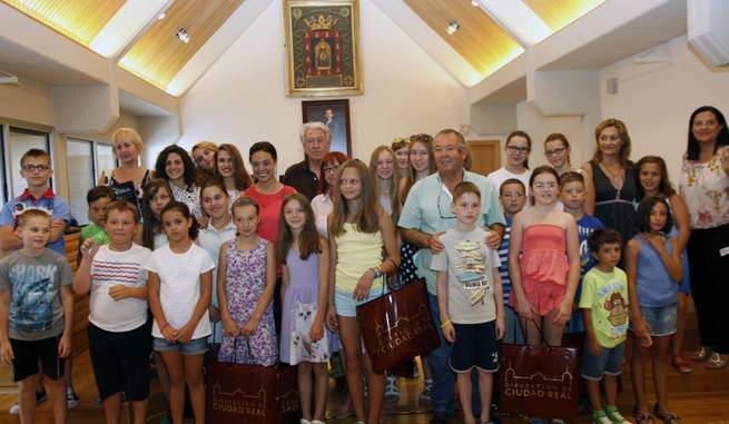 Imagen: La Alcaldesa de Ciudad Real recibe a los niños ucranianos que viven el verano acogidos por familias ciudadrealeñas