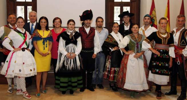 Imagen: Recepción a los participantes en el Festival Internacional de Folclore que organiza Mazantini