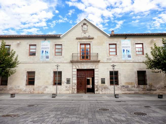 Fachada principal de la antigua Real Casa de la Caridad, hoy Rectorado de la Universidad de Castilla-La Mancha
