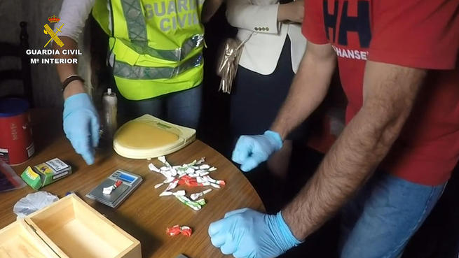 Imagen: La Guardia Civil desarticula una red criminal que utilizaba “mulas” para el transporte internacional de cocaína