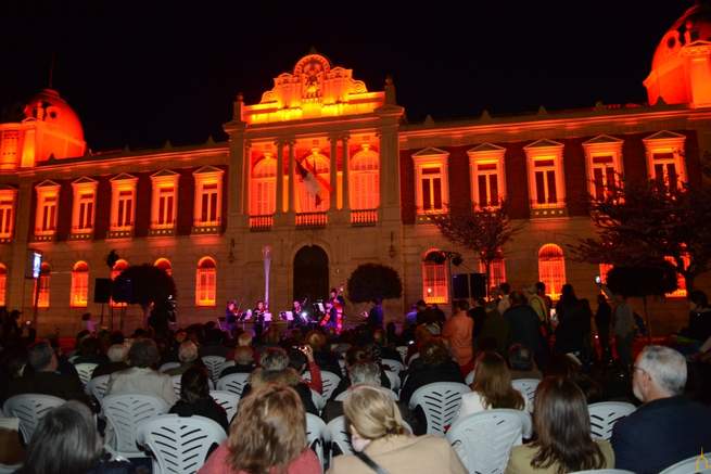 Caballero y Zamora inauguran el alumbrado que da luz y color al Palacio de la Diputación de Ciudad Real