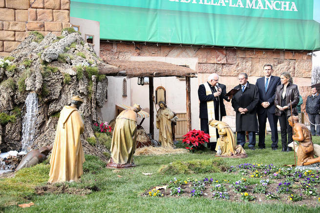 Imagen: La alcaldesa de Toledo felicita a Caja Rural por un Belén que es “un aliciente” en Navidad y que impulsa el comercio en la zona 
