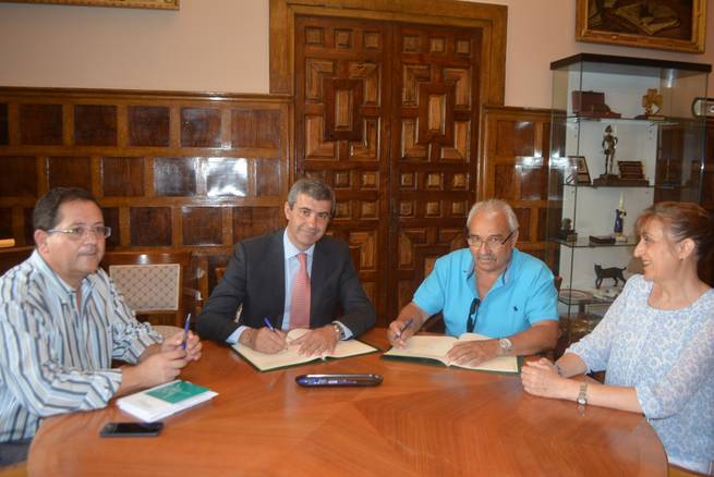 Álvaro Gutiérrez firma un convenio para ayudar a las personas con discapacidad