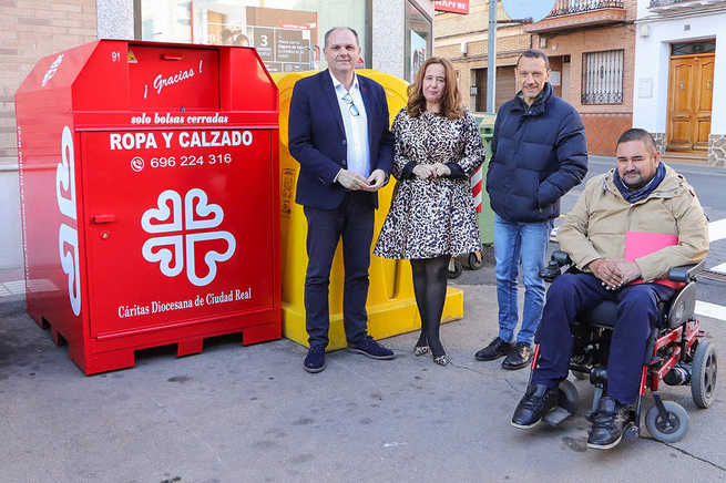 Ayuntamiento de Argamasilla de Calatrava y Cáritas Diocesana suscriben el convenio que trae a la localidad el proyecto social de reciclaje de ropa usada