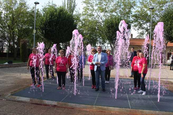 La fuente del Bulevar de la Moheda en La Solana se tiñe de rosa con motivo del Día del Cáncer de Mama