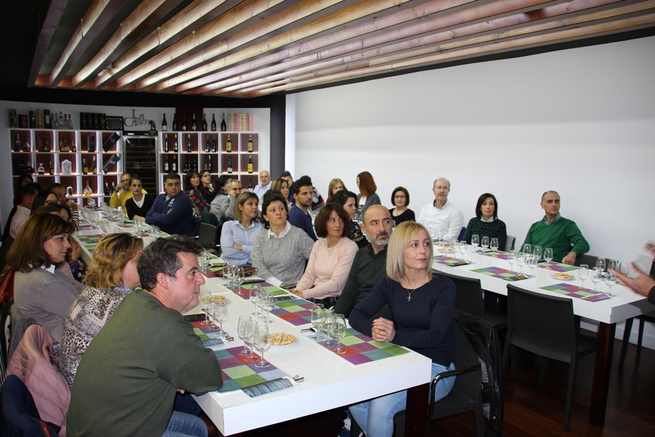 La cata de vino y cine ‘Experiencias’ de La Solana congregó a 38 personas en La Casota
