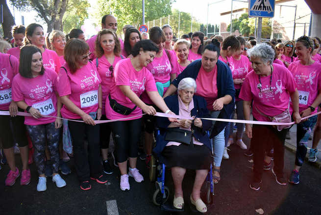 Más de 2.500 personas visten Ciudad Real  de rosa en la V Carrera de AMUMA