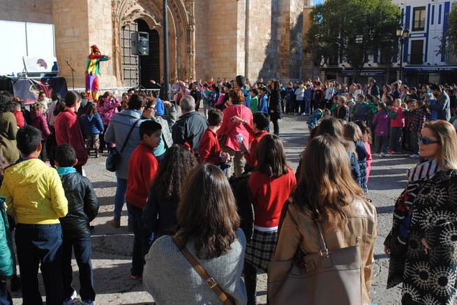 Más de 300 escolares celebraron en la Plaza de España el Día Internacional de los Derechos del Niño
