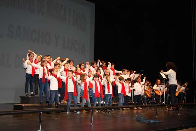 Lleno en el Teatro ‘Tomás Barrera’ de La Solana con el Festival de Navidad de la Escuela de Música y Danza