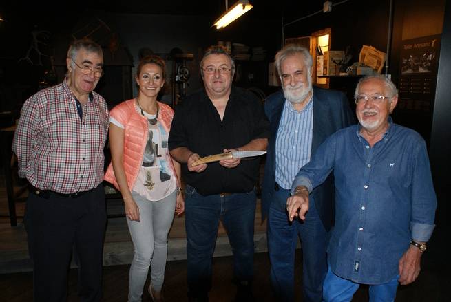 El Museo de la Cuchillería de Albacete recibe la donación de una navaja del artesano Robert Beillonet en homenaje a Angelete Navarro