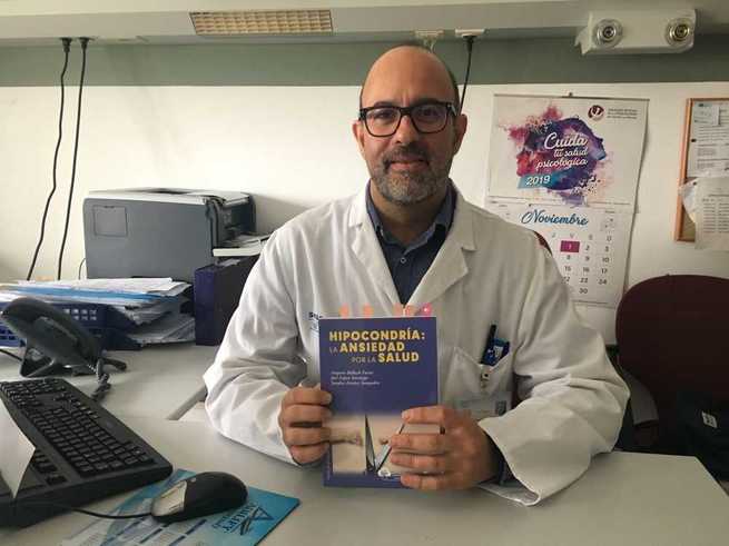Un psicólogo clínico de la Unidad de Salud Mental de Albacete publica un manual sobre el diagnóstico y tratamiento de la hipocondría