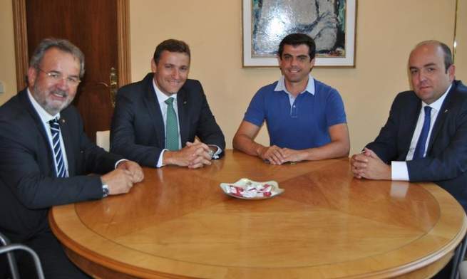 Imagen: Caja Rural CLM se reúne con el alcalde de Albacete para trasladar su implicación con las nuevas Corporaciones municipales