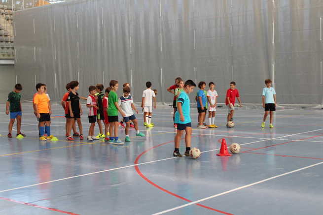 El concejal de Deportes de Alcázar visita a los integrantes del V Clinic de Fútbol Sala