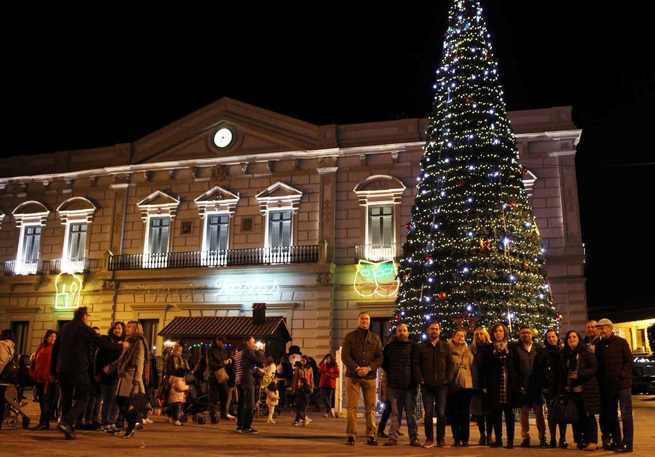 Alcázar da la bienvenida a la Navidad con la fiesta del encendido del árbol y las luces de la zona comercial