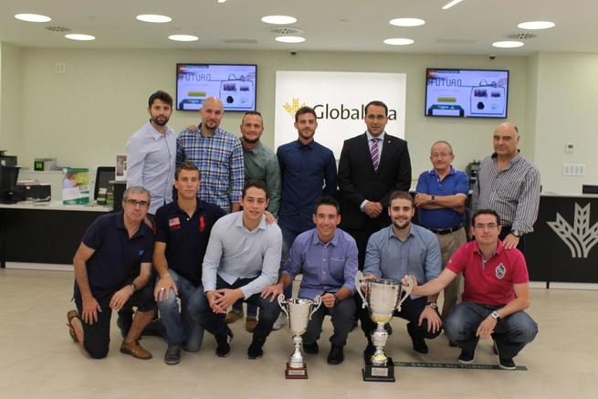 Imagen: Pedro Palacios felicita al Globalcaja Fútbol Sala la haber logrado el campeonato