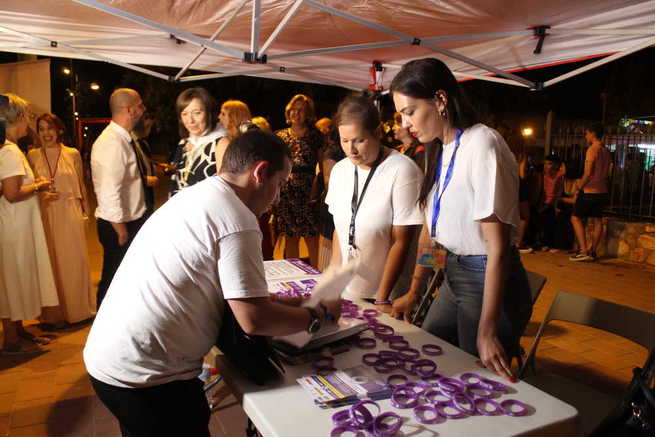 Los puntos violeta-arco iris han iniciado en Alcázar su labor de información, prevención y concienciación por unas fiestas libres de agresiones sexistas