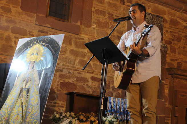 El cantautor Unai Quirós dio la bienvenida a las Fiestas de la Vendimia sorprendiendo con su pregón musical