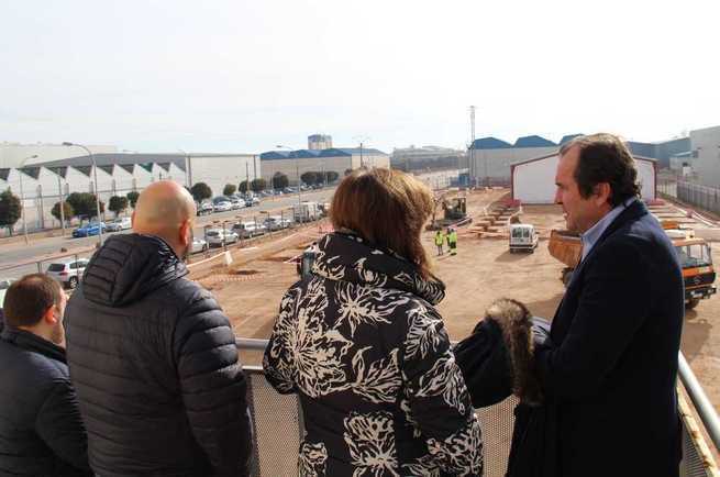 La alcaldesa de Alcázar visitó la central de AGROVIN que está ampliando sus instalaciones para mejorar almacenaje y distribución