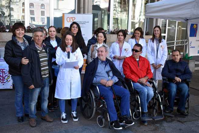 ADACE sensibiliza en la Plaza Mayor de Ciudad Real con motivo del Día del Daño Cerebral