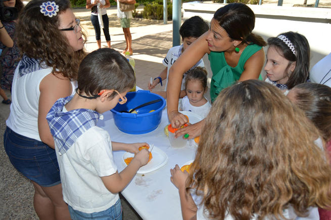 Los usuarios de las ludotecas de verano confeccionan una limoná fresquita para ambientar la Pandorga