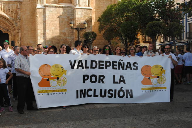 Más de 800 personas han participado en la “I Marcha por la Inclusión” de Valdepeñas