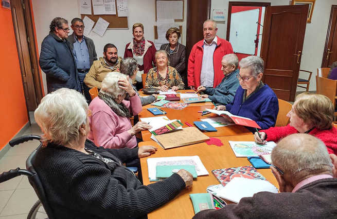 Los mayores de Argamasilla de Calatrava reciben libros donados por Repsol Puertollano