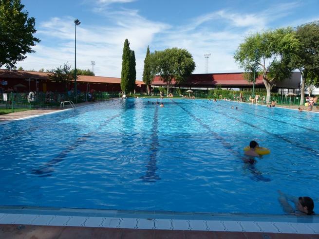 Imagen: La piscina municipal de verano inicia la temporada en Manzanares