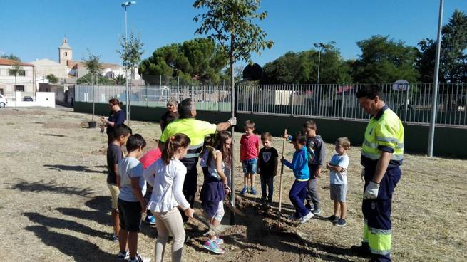 Escolares de Valverde participan en una plantación  de árboles con ENO Green Cities Network