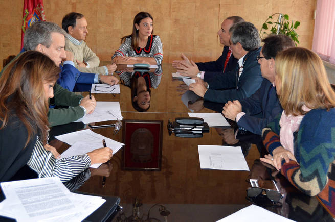 La alcaldesa de Ciudad Real expone a los empresarios cómo afectarán los cambios en el IBI de 2.017