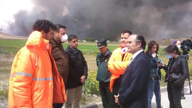 Imagen: El Gobierno de Castilla-La Mancha está aportando todos los medios necesarios para la extinción del incendio de un vertedero de neumáticos en Seseña