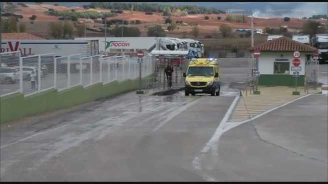 Dos trabajadores evacuados de la empresa Frivall, del grupo Vall Companys, tras sufrir sendos accidentes laborales en plena jornada de huelga