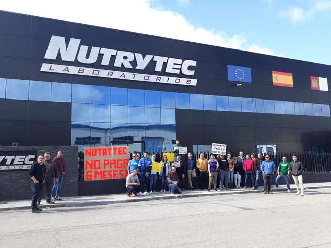 Los empleados de Nutrytec se concentran en la sede de Yeles para portestar por su situación laboral