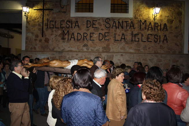 En una noche veraniega el Cristo de Santa María recorrió las calles del barrio del parterre en La Solana En una noche veraniega el Cristo de Santa María recorrió las calles del barrio del parterre en La Solana