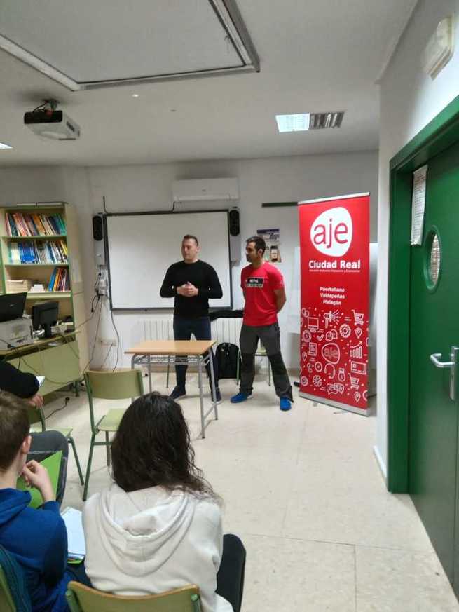 AJE Ciudad Real anima a emprender a cuarenta alumnos de un Instituto de Malagón