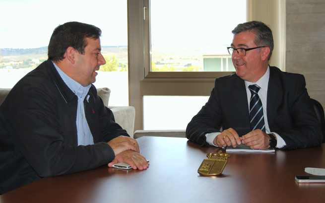 imagen de El consejero de Educación se reúne con el alcalde de Calzada de Calatrava