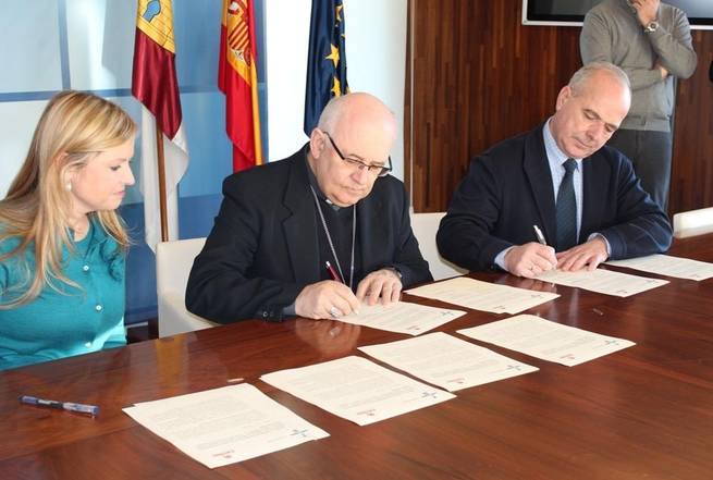 Imagen: Cáritas diocesana de Toledo y la consejería de fomento suscriben un convenio para la atención a personas y familias sin hogar