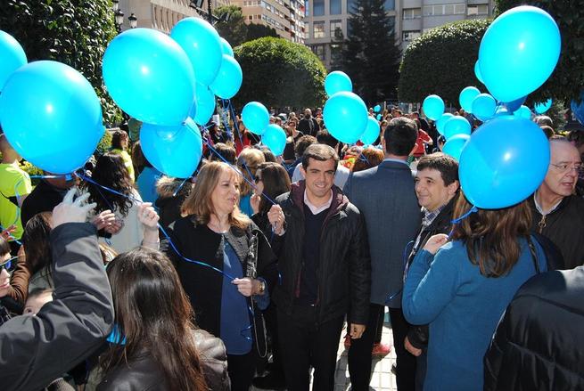 Imagen: El cielo de Albacete se inunda de globos azules por el autismo