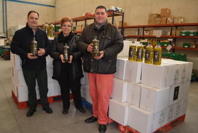Imagen: José Luis Fernández entrega a cáritas más de 3.500 litros de aceite de oliva virgen 