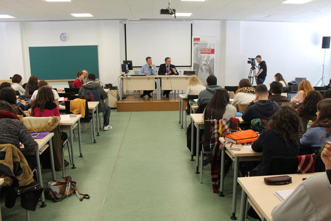 Imagen: El alcalde de Cuenca participa en una clase práctica de radio de estudiantes de Periodismo de la UCLM