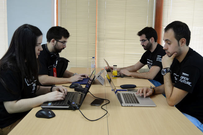 Imagen: Una veintena de ‘hackers’ se citan en la UCLM en busca de aplicaciones que ayuden a mejorar la vida de las personas