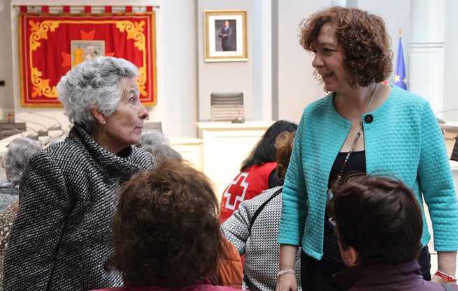 Los mayores del “Taller de Memoria” de Cruz Roja visitan el Ayuntamiento de Alcázar para conocer su historia