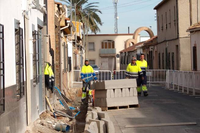 El Ayuntamiento lleva a cabo el cambio de tuberías de la calle Cristóbal Colón