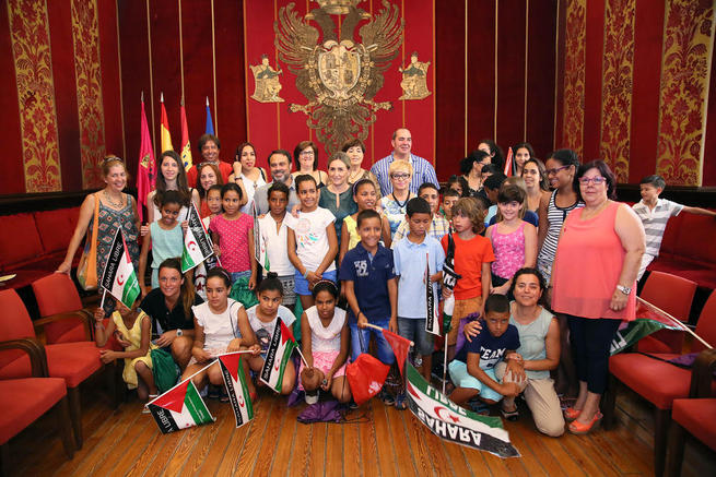Imagen: La alcaldesa asegura que las familias que participan en ‘Vacaciones en Paz’ son un ejemplo de solidaridad para Toledo 