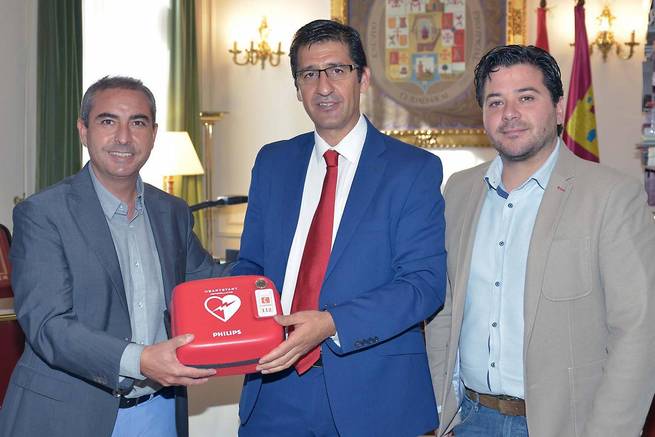 El presidente de la Diputación entrega al alcalde de Almaden dos desfibriladores 