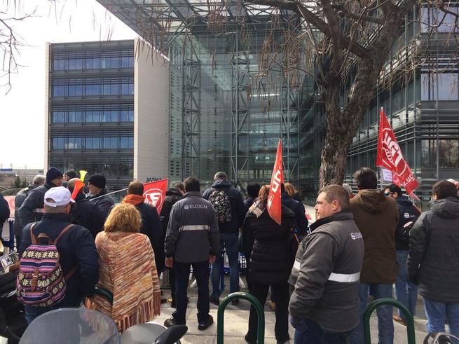 Imagen: Los trabajadores de Elcogas vuelven a manifestarse en Madrid ante las sedes de Iberdrola y de Endesa 