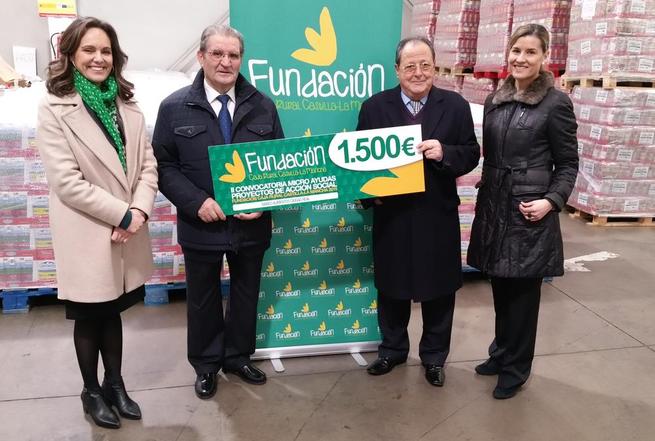 Imagen: El presidente de Banco de Alimentos de Ciudad Real recibe una ‘Micro-Ayuda 2015’: “Actuaciones como ésta hacen grande a Caja Rural Castilla-La Mancha y su Fundación”