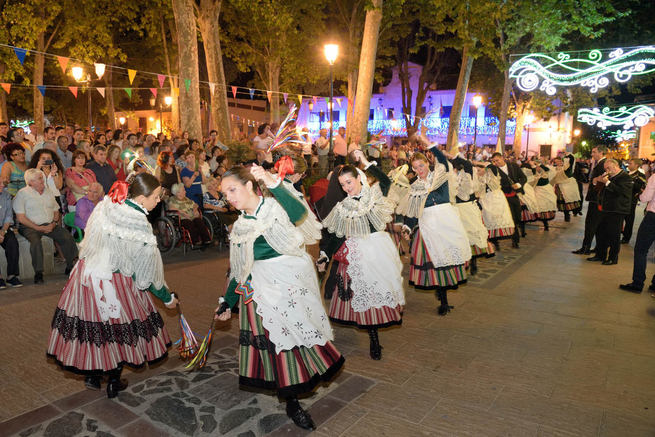 Folclore y religión se funden en el desfile procesional de la patrona de los argamasilleros